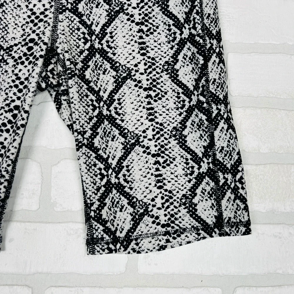 High Waisted Snakeskin Print Biker‎ Shorts with Pockets Black White Python Small